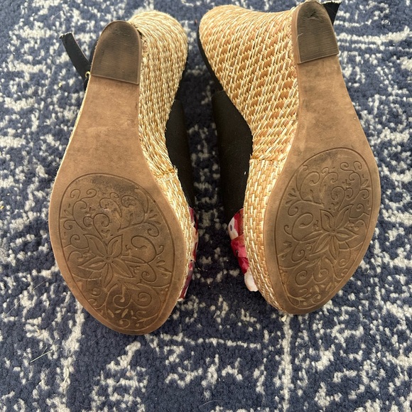 Floral detail wedges - Picture 5 of 6